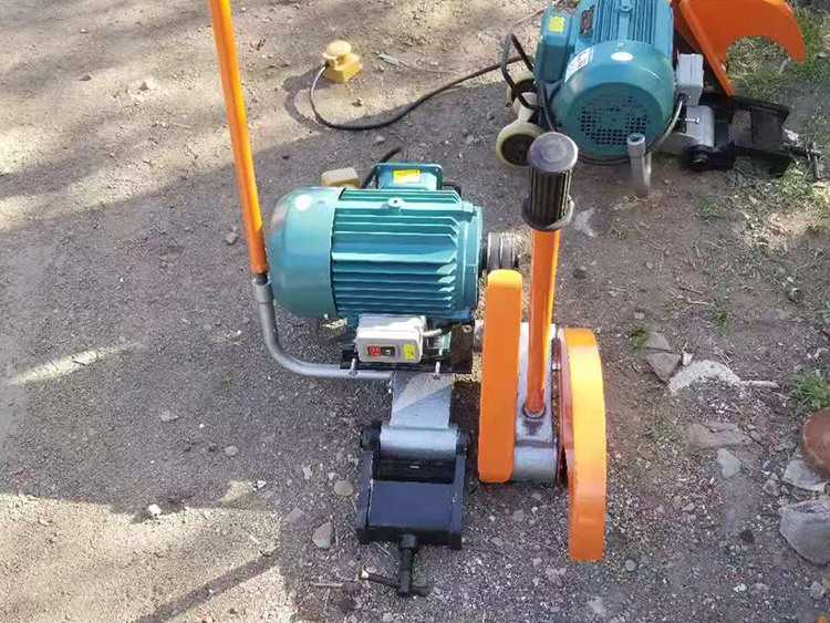 DQG-4型電(dian)動鋼軌鋸(jù)軌機