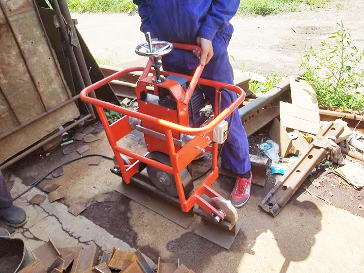 FMG-3.0型内燃槽(cao)型軌仿形(xíng)打磨機